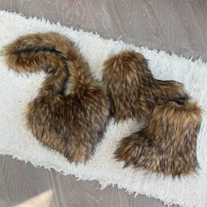 Dettaglio di borsa a cuore e stivali da neve in ecopelliccia in stile punk Y2K