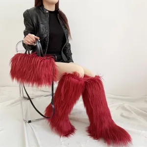 Conjunto Y2K de bolso de pelo sintético y botas altas a juego en rojo vibrante