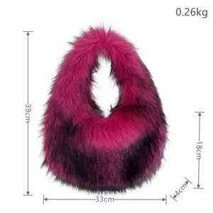 Dimensions du sac à main hobo en fausse fourrure fuchsia et noire sur fond blanc
