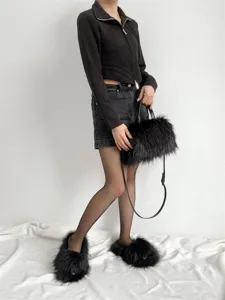 Gothic-Punk-Set mit schwarzen Kunstpelz-Hausschuhen und passender flauschiger Tasche.