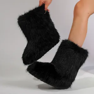 Gros plan de bottes de neige y2k en fausse fourrure noire avec texture moelleuse