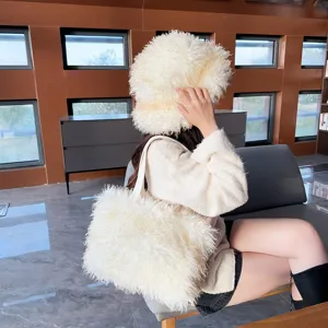 Dettaglio cappello a secchiello in finta lana riccia e borsa tote pelosa abbinata