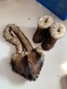 Vista dettagliata del set borsa a cuore in ecopelliccia e stivali da neve coordinati