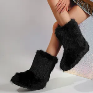 Gros plan sur des bottes de neige en fausse fourrure noire de style Y2K tendance
