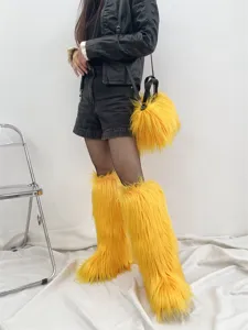 Vista detallada del bolso bandolera de pelo sintético amarillo y calentadores a juego Y2K