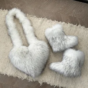 Set in ecopelliccia bianca con borsa a cuore e stivali da neve coordinati pelosi