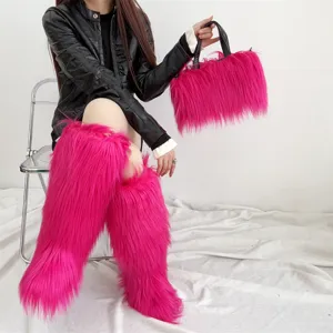 Bolso de pelo sintético rosa fucsia y calentadores a juego con estilo Y2K.