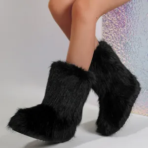 Gros plan sur les bottes de neige noires en fausse fourrure pelucheuse de style Y2K