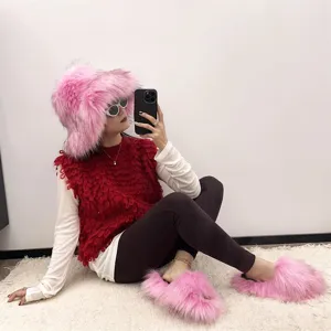 Y2K-Stil rosa Kunstpelz-Hausschuhe und passender Hut, getragen von einem Modell.