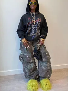 Tenue de style urbain avec des pantoufles jaune vif en fausse fourrure style punk Y2K
