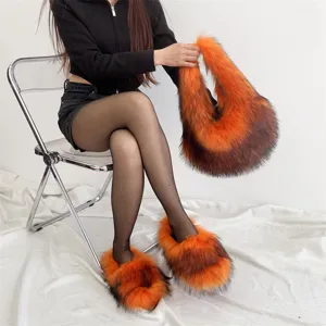 Ensemble de sac hobo en fausse fourrure orange et pantoufles pelucheuses assorties sur modèle