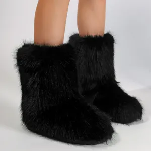 Bottes de neige noires en fausse fourrure avec texture pelucheuse et style Y2K chic