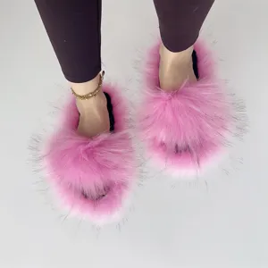 Draufsicht auf ultra-flauschige rosa Kunstfell-Hausschuhe im trendigen Punk-Y2K-Stil