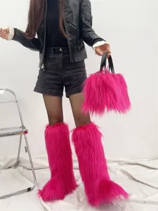 Primer plano de un bolso tote de pelo sintético fucsia con un estilo Y2K moderno