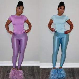 Vue détaillée de pantoufles en fausse fourrure moelleuses en violet et bleu, style Y2K punk