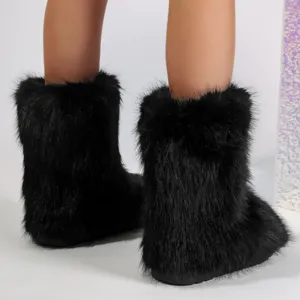 Gros plan de bottes de neige y2k en fausse fourrure noire avec texture moelleuse