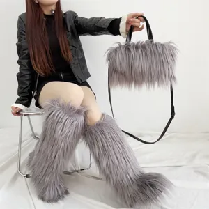 Elegante bolso de piel sintética gris con calentadores a juego usados por una modelo asiática