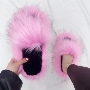 Leuchtend rosa-schwarze Plüschhausschuhe aus Waschbär-Kunstpelz im Y2K-Fuzzy-Stil