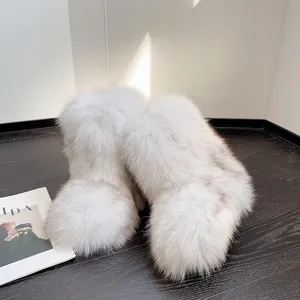 Detailansicht der flauschigen weißen Kunstpelz-Schneestiefel im Y2K-Stil
