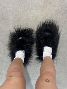 Vue détaillée des pantoufles noires en fausse fourrure style punk Y2K avec des chaussettes