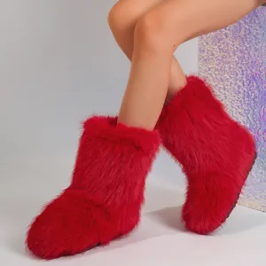 Gros plan sur des bottes de neige Y2K en fausse fourrure rouge texture douce