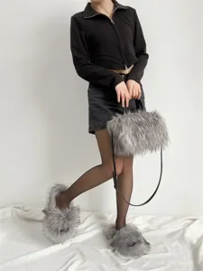 Stylisches Set aus grauer Kunstpelz-Tragetasche und passenden flauschigen Hausschuhen