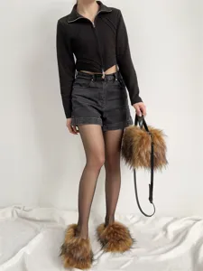 Detailaufnahme von Kunstpelz-Slipper und Handtaschen-Set in Braun-Schwarz