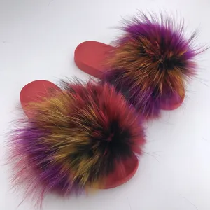 Ciabatte in PVC rosso decorate con soffice pelliccia di procione e volpe multicolore