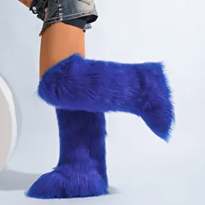 Vue détaillée des bottes de neige en fausse fourrure bleu électrique de qualité.