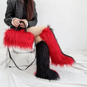 Détail de bottes punk en fausse fourrure rouge et noire avec sac à main assorti.