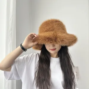 Détail du chapeau bob en fausse fourrure de renard marron avec texture moelleuse