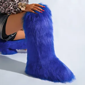 Vue détaillée des bottes de neige hautes en fausse fourrure bleu électrique chic