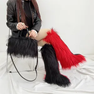 Vue détaillée des bottes genouillères en fausse fourrure noire et rouge avec sac assorti.