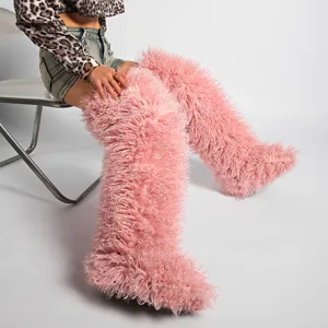 Detalle de botas mosqueteras rosas de pelo sintético de cordero de 72 cm de altura