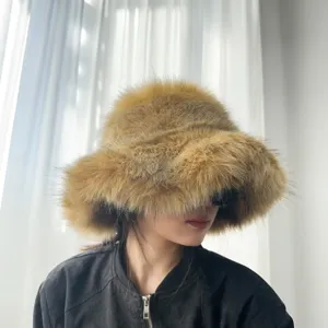 Gros plan d'un chapeau bob en fausse fourrure de renard avec un large bord pour l'hiver.