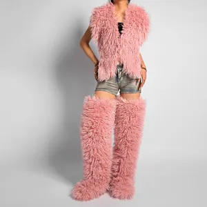 Lindas botas de pelo rosa de 72 cm por encima de la rodilla con chaleco a juego