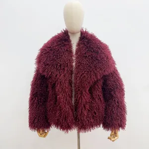 Chaqueta corta de piel sintética rojo vino con textura de lana de oveja en maniquí