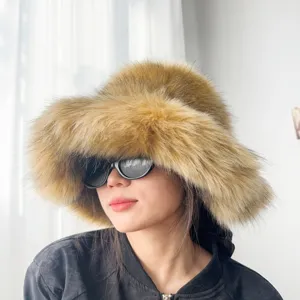 Chapeau bob à la mode en fausse fourrure de renard marron avec texture moelleuse