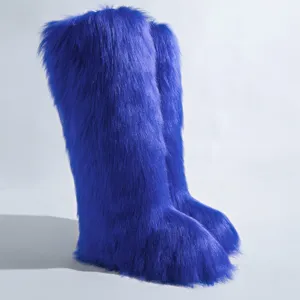 Bottes de neige en fausse fourrure bleu électrique à texture duveteuse douce