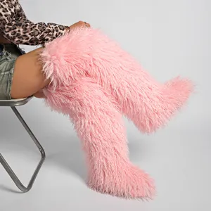 Primer plano de botas por encima de la rodilla de pelo sintético rosa para carnaval.