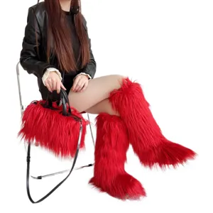 Bottes hautes en fausse fourrure rouge et sac à main assorti au style punk Y2K