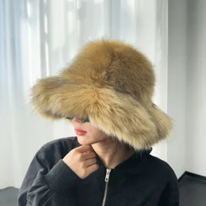Détail d'un chapeau cloche en fausse fourrure de renard avec un large bord