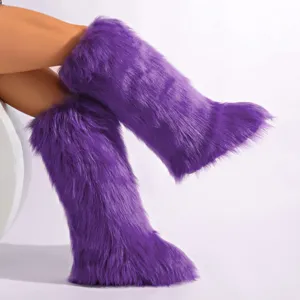 Gros plan détaillé montrant la texture de la fausse fourrure violette des bottes d'hiver
