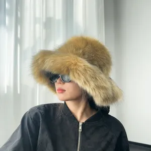 Modèle à la mode portant un grand bob en fausse fourrure de renard pour un look d'hiver