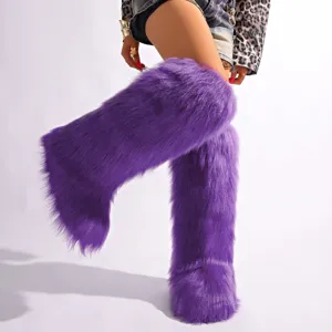 Détail de la texture luxueuse en fausse fourrure de renard violette sur ces bottes d'hiver.
