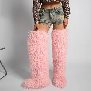 Primer plano de botas mosqueteras de pelo sintético rosa, 72 cm para looks de festivales
