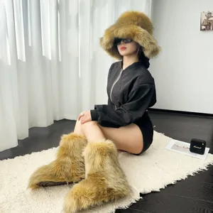 Vue détaillée du chapeau de pêcheur surdimensionné en fausse fourrure de luxe douce