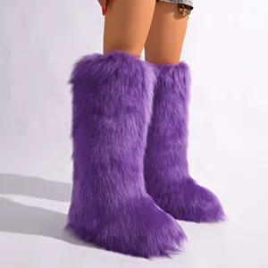 Gros plan détaillé de bottes de neige violettes en fausse fourrure portées par un mannequin pro