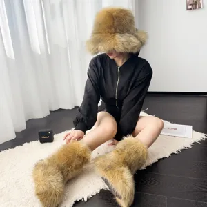 Détail d'un chapeau cloche en fausse fourrure de renard de luxe et ses bottes en peluche