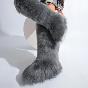 Gros plan détaillé de bottes hautes en fausse fourrure grise, texture très douce.
